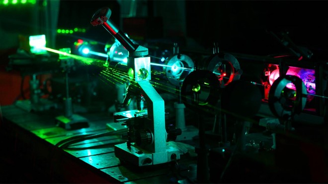 Dùng tia laser tạo ra được dòng điện siêu nhanh, các nhà khoa học cho thấy có thể dùng ánh sáng để điều chỉnh vật chất - Ảnh 4.