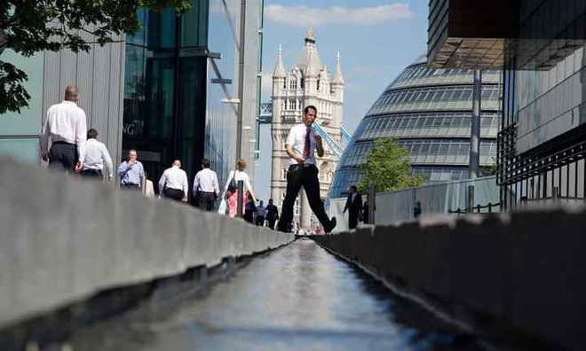 Một kênh nước tại Anh bị lấp bỏ chỉ vì người đi đường hay trượt chân xuống trong lúc dùng điện thoại - Ảnh 3.