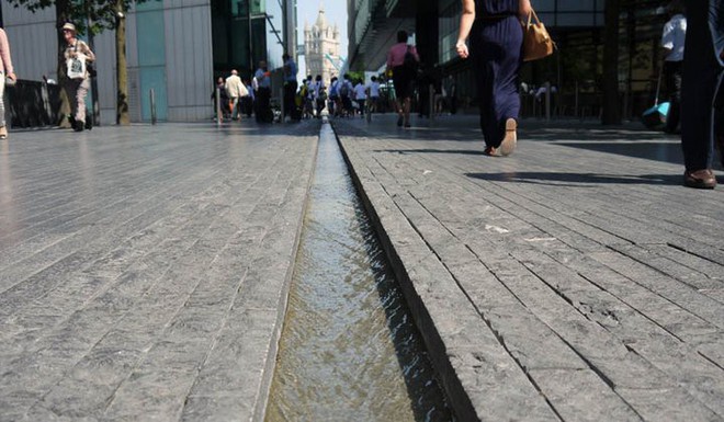 Một kênh nước tại Anh bị lấp bỏ chỉ vì người đi đường hay trượt chân xuống trong lúc dùng điện thoại - Ảnh 2.