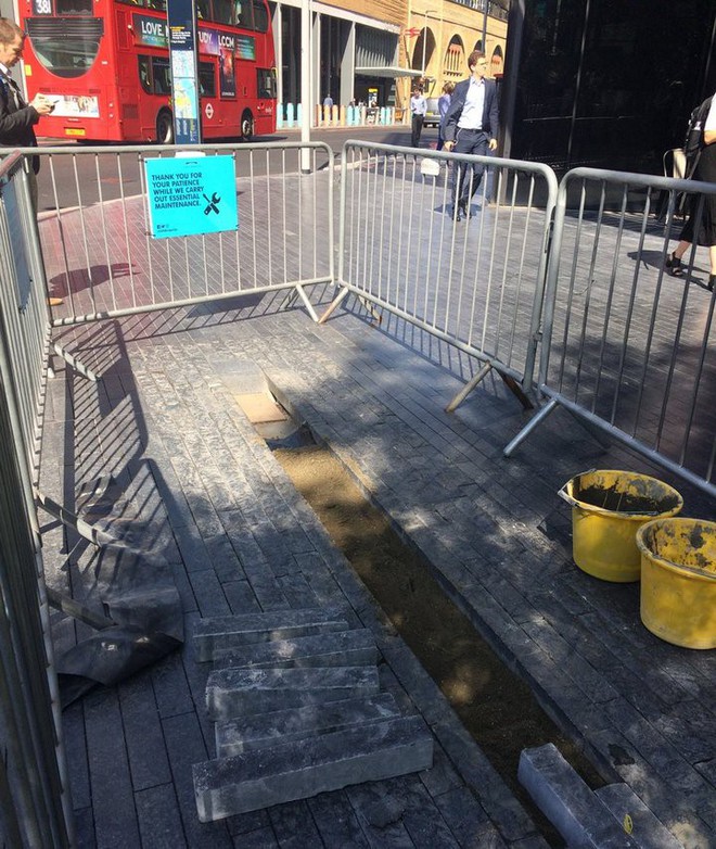 Một kênh nước tại Anh bị lấp bỏ chỉ vì người đi đường hay trượt chân xuống trong lúc dùng điện thoại - Ảnh 5.