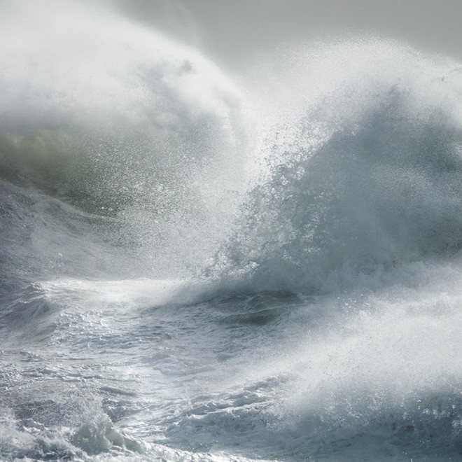 Xem cách nhiếp ảnh gia này sáng tạo ra những bức ảnh trừu tượng đầy sống động từ sóng biển - Ảnh 12.