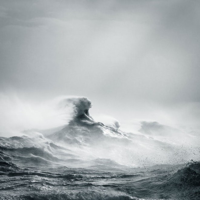 Xem cách nhiếp ảnh gia này sáng tạo ra những bức ảnh trừu tượng đầy sống động từ sóng biển - Ảnh 10.