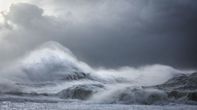 Xem cách nhiếp ảnh gia này sáng tạo ra những bức ảnh trừu tượng đầy sống động từ sóng biển - Ảnh 8.