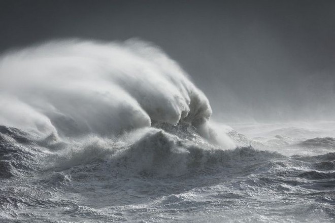 Xem cách nhiếp ảnh gia này sáng tạo ra những bức ảnh trừu tượng đầy sống động từ sóng biển - Ảnh 1.