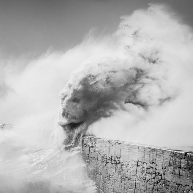 Xem cách nhiếp ảnh gia này sáng tạo ra những bức ảnh trừu tượng đầy sống động từ sóng biển - Ảnh 3.