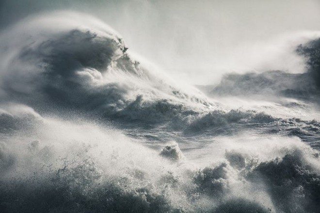 Xem cách nhiếp ảnh gia này sáng tạo ra những bức ảnh trừu tượng đầy sống động từ sóng biển - Ảnh 7.