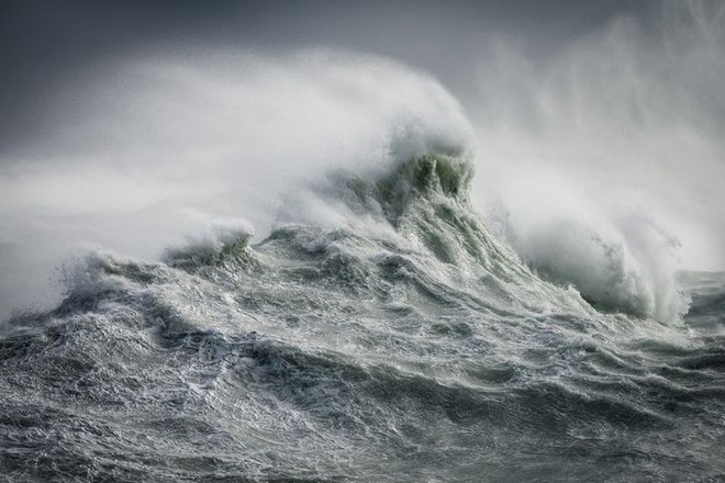 Xem cách nhiếp ảnh gia này sáng tạo ra những bức ảnh trừu tượng đầy sống động từ sóng biển - Ảnh 6.