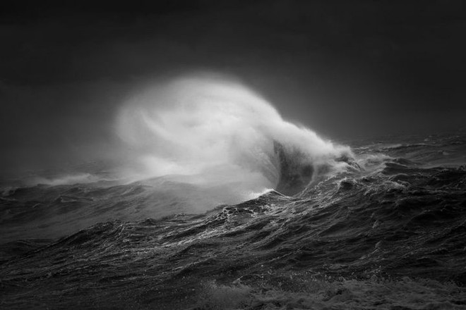 Xem cách nhiếp ảnh gia này sáng tạo ra những bức ảnh trừu tượng đầy sống động từ sóng biển - Ảnh 2.