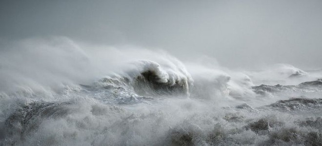 Xem cách nhiếp ảnh gia này sáng tạo ra những bức ảnh trừu tượng đầy sống động từ sóng biển - Ảnh 5.