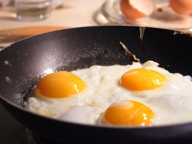  Bạn có 2 quả trứng. Hãy tìm cách xác định độ cao tối đa mà tại đó khi bạn thả trứng xuống, trứng sẽ không bị vỡ. Giải pháp tối ưu nhất của bạn là gì? 