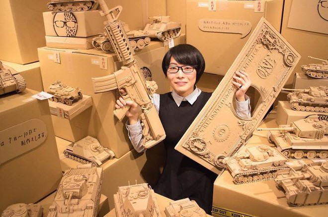 Cô gái Nhật Bản nổi tiếng vì biệt tài biến thùng các-tông thành xe tăng, thức ăn và nhiều thứ khác nữa - Ảnh 1.