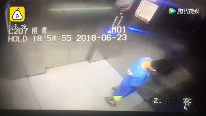 Tiểu bậy trong thang máy, cậu bé Trung Quốc bị mẹ phạt lau dọn suốt 1 tháng cho chừa - Ảnh 1.