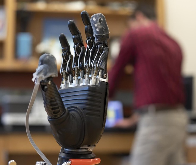 Cánh tay robot biết đau và phản xạ vô điều kiện nhờ da điện tử - Ảnh 2.