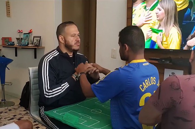 Cách anh chàng Brazil giúp người bạn vừa khiếm thính vừa khiếm thị xem World Cup khiến người ghét bóng đá cũng phải xúc động - Ảnh 4.