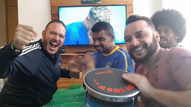 Cách anh chàng Brazil giúp người bạn vừa khiếm thính vừa khiếm thị xem World Cup khiến người ghét bóng đá cũng phải xúc động - Ảnh 8.