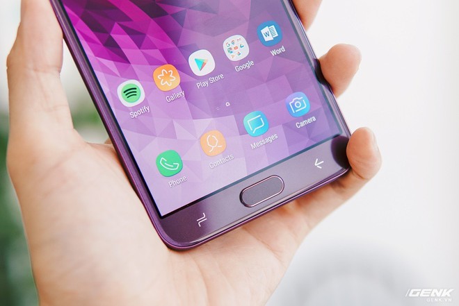 Trên tay Galaxy J4 tím mộng mơ: Vỏ nhựa, pin tháo rời, chạy sẵn Android 8, giá 3,79 triệu - Ảnh 2.