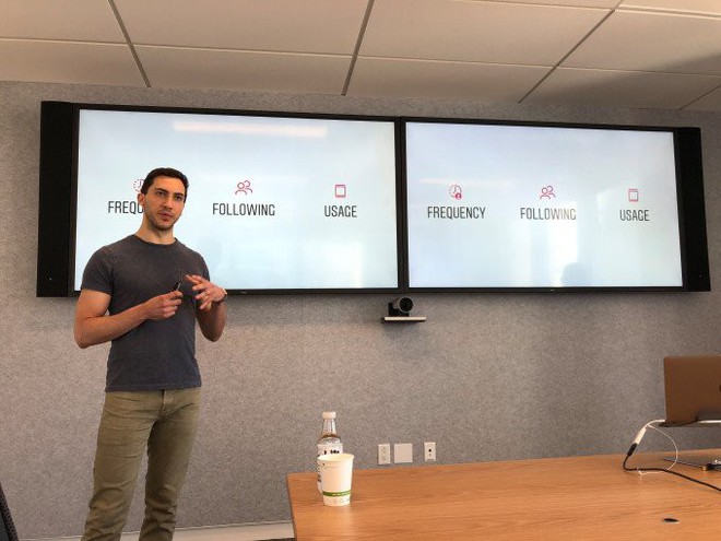 Trưởng bộ phận sản phẩm Instagram, ông Julian Gutman, thuyết trình về thuật toán thông minh trên nền tảng