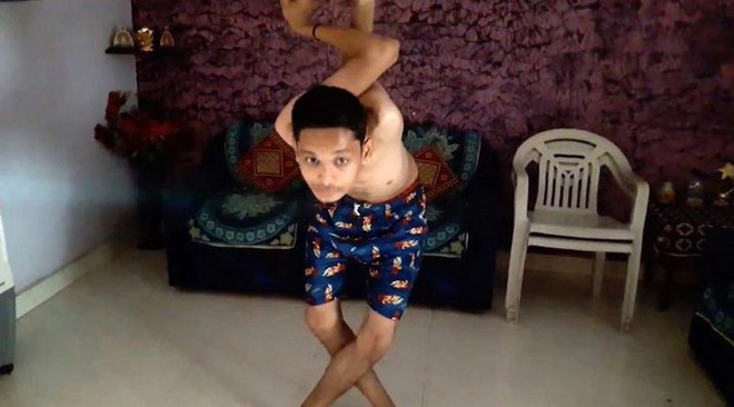 Gặp gỡ chàng trai Ấn Độ có cơ thể uốn dẻo như cao su, uốn vai 360 độ và xoay cổ 180 độ - Ảnh 4.