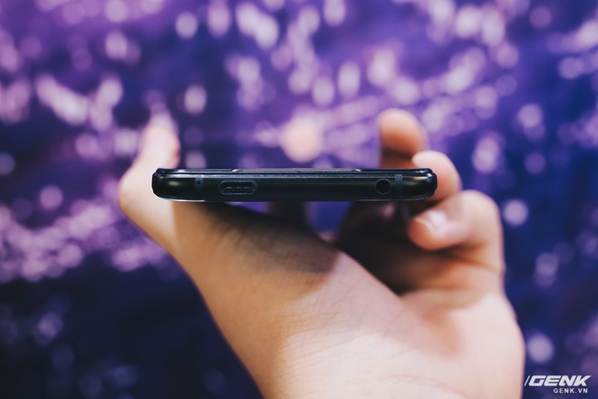 Trên tay Asus ROG Phone: Smartphone gaming thứ thiệt với cấu hình khủng, thiết kế hầm hố và loạt phụ kiện hỗ trợ cho game - Ảnh 7.