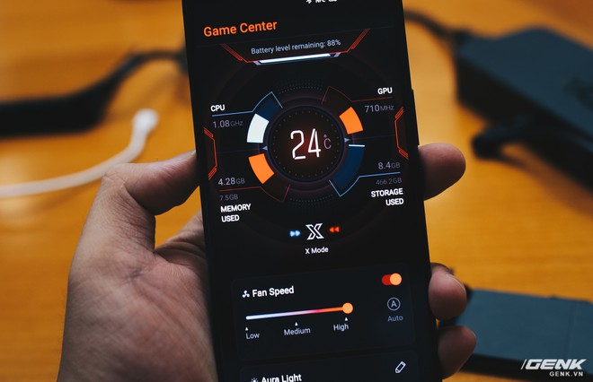 Trên tay Asus ROG Phone: Smartphone gaming thứ thiệt với cấu hình khủng, thiết kế hầm hố và loạt phụ kiện hỗ trợ cho game - Ảnh 3.