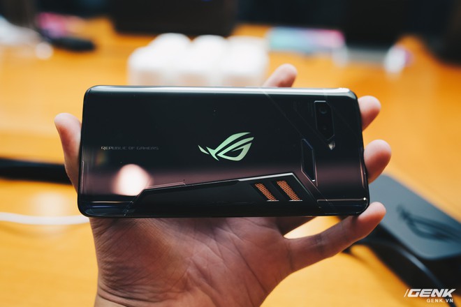 Trên tay Asus ROG Phone: Smartphone gaming thứ thiệt với cấu hình khủng, thiết kế hầm hố và loạt phụ kiện hỗ trợ cho game - Ảnh 1.