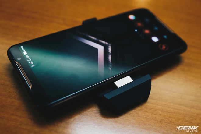 Trên tay Asus ROG Phone: Smartphone gaming thứ thiệt với cấu hình khủng, thiết kế hầm hố và loạt phụ kiện hỗ trợ cho game - Ảnh 8.