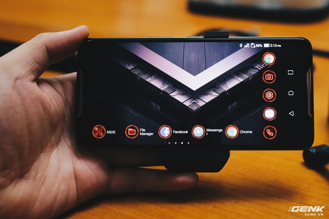 Trên tay Asus ROG Phone: Smartphone gaming thứ thiệt với cấu hình khủng, thiết kế hầm hố và loạt phụ kiện hỗ trợ cho game - Ảnh 5.