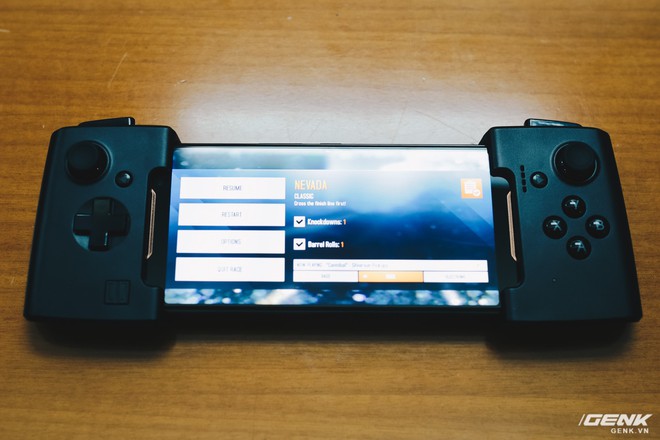 Trên tay Asus ROG Phone: Smartphone gaming thứ thiệt với cấu hình khủng, thiết kế hầm hố và loạt phụ kiện hỗ trợ cho game - Ảnh 12.