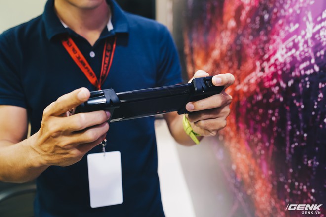 Trên tay Asus ROG Phone: Smartphone gaming thứ thiệt với cấu hình khủng, thiết kế hầm hố và loạt phụ kiện hỗ trợ cho game - Ảnh 13.