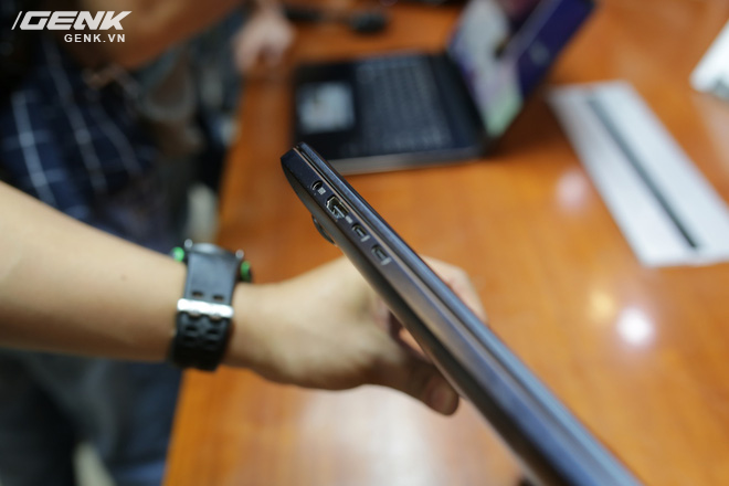  Chiếc ZenBook Pro của chúng ta khá mỏng 