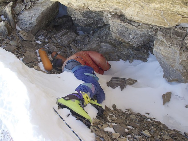 Câu chuyện của Giày Xanh - xác chết nổi tiếng nhất trên đỉnh Everest, cột mốc chỉ đường cho dân leo núi - Ảnh 3.