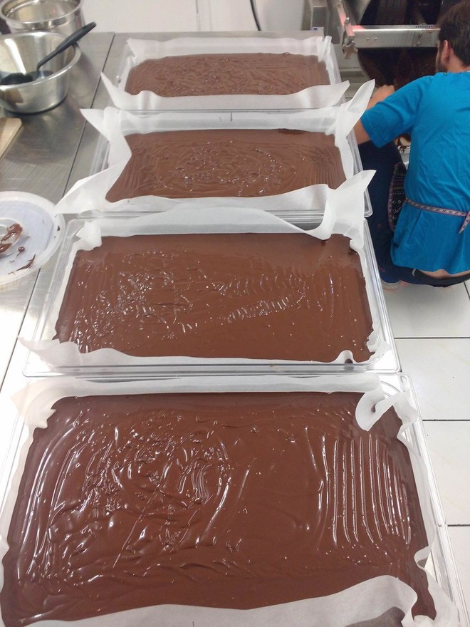 Hành trình biến hạt ca cao thành món chocolate vạn người mê qua lời kể của người thợ lành nghề - Ảnh 18.