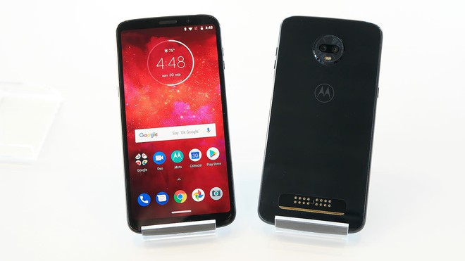  Bề ngoài trung bình không quá khác biệt của Moto Z3 Play. 