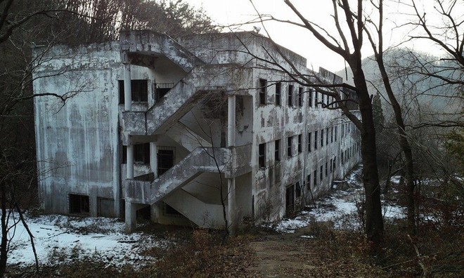 Bị buộc đóng cửa sau hàng loạt cái chết bí ẩn, bệnh viện tâm thần bị bỏ hoang 20 năm tại Hàn Quốc là một trong những nơi đáng sợ nhất thế giới - Ảnh 1.