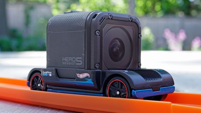 Khéo léo gắn camera GoPro lên xe đua đồ chơi, hãng Hot Wheels tạo ra thước phim cảm giác mạnh với góc nhìn thứ nhất - Ảnh 2.