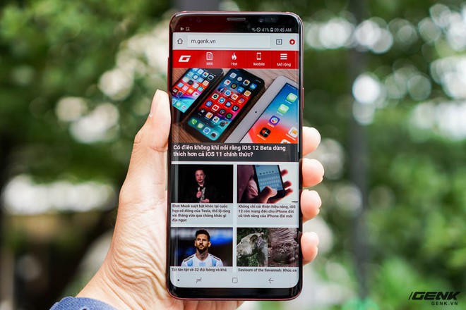  Mặt trước vẫn là một tông màu đen, kết hợp với lưng đỏ thẫm trông rất hài hòa. Galaxy S9 trang bị màn hình 6,2 inch Super AMOLED với độ phân giải 1.440 x 2.960 pixel, tỉ lệ hiển thị 18.5:9 cùng lớp kính cường lực Gorilla Glass 5 (cả mặt trước và sau) giúp hạn chế trầy xước và nứt vỡ. 