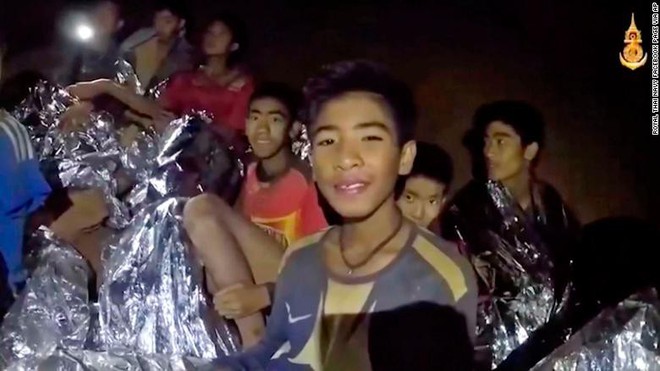 [CHÍNH THỨC] Xác nhận 12 cầu thủ đội bóng Thái Lan cùng huấn luyện viên đã thoát ra khỏi hang an toàn! - Ảnh 2.