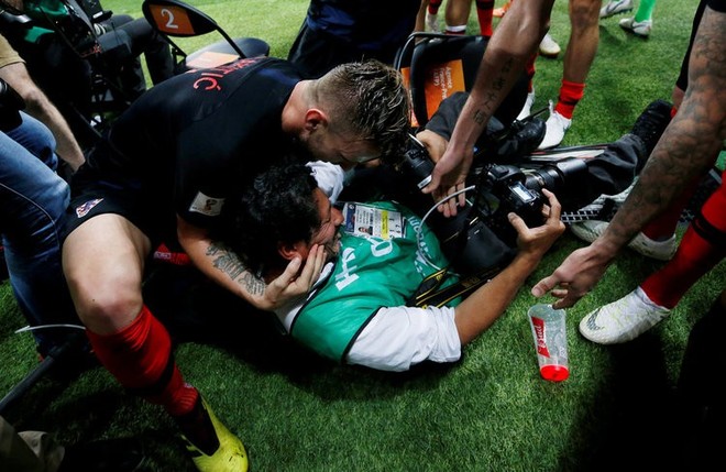 [World Cup 2018] Bị dẫm đạp khi tuyển Croatia ăn mừng, nhiếp ảnh gia Mexico vẫn xuất sắc hoàn thành nhiệm vụ - Ảnh 8.