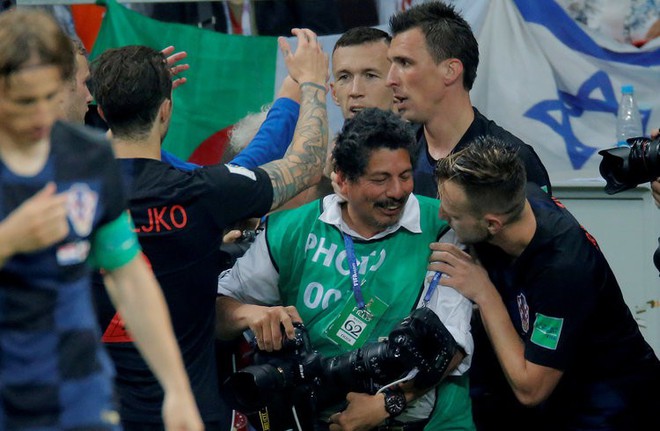 [World Cup 2018] Bị dẫm đạp khi tuyển Croatia ăn mừng, nhiếp ảnh gia Mexico vẫn xuất sắc hoàn thành nhiệm vụ - Ảnh 9.