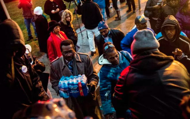  Người dân ở Flint, Michigan phải dùng nước đóng chai để sinh hoạt 