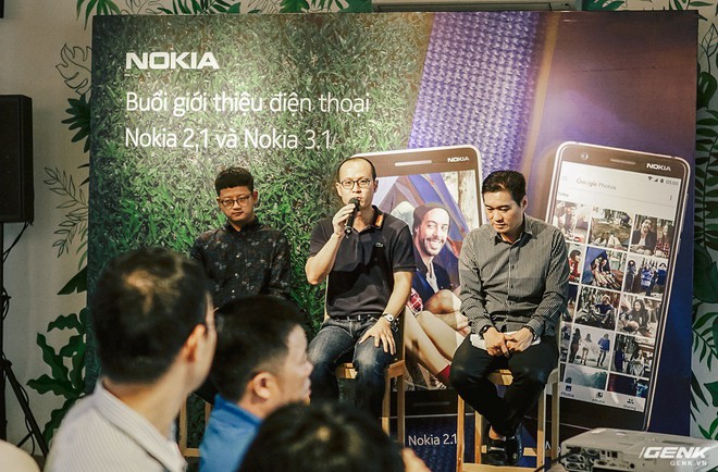  Ba đại diện của HMD và Nokia trả lời câu hỏi từ phía khách mời. Họ xác nhận sẽ không bán Nokia 8 Sirocco tại Việt Nam vì một sản phẩm cao cấp khác đã trong quá trình chuẩn bị ra mắt. Ngoài ra, khi được hỏi về Nokia X5, HMD khẳng định rằng nếu nhu cầu từ người dùng đủ lớn, họ cũng sẽ đưa máy tới nhiều thị trường khác ngoài Trung Quốc. 