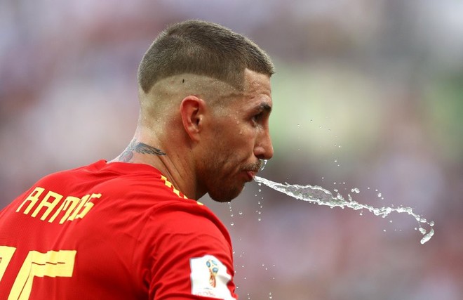 World Cup 2018: Tại sao các cầu thủ thi nhau súc miệng rồi nhổ nước ra sân? - Ảnh 3.