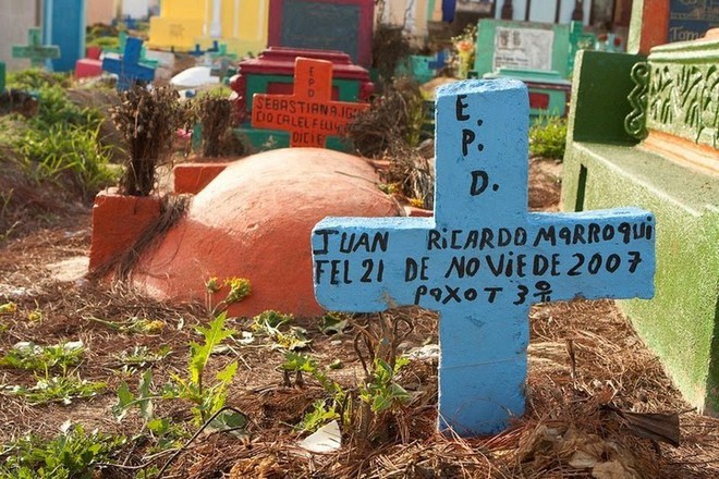 Ở Guatemala có những ngôi mộ được sơn đủ mọi gam màu sặc sỡ để tôn vinh người đã mất - Ảnh 13.