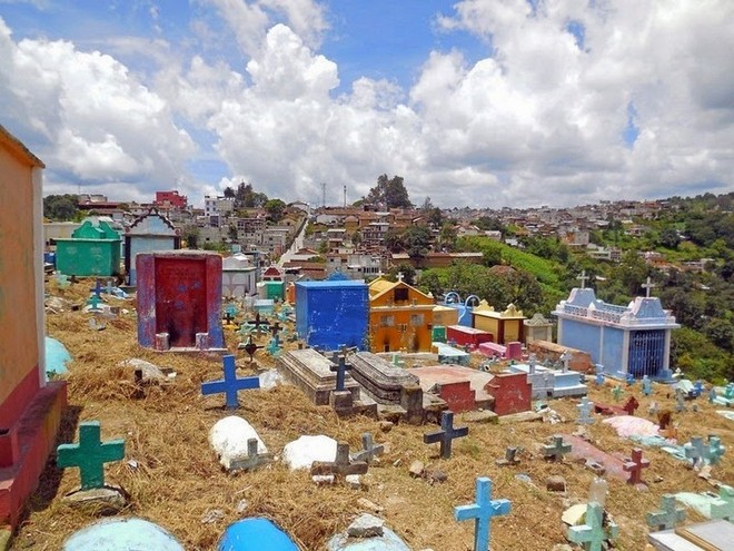 Ở Guatemala có những ngôi mộ được sơn đủ mọi gam màu sặc sỡ để tôn vinh người đã mất - Ảnh 12.