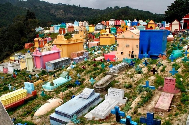 Ở Guatemala có những ngôi mộ được sơn đủ mọi gam màu sặc sỡ để tôn vinh người đã mất - Ảnh 10.