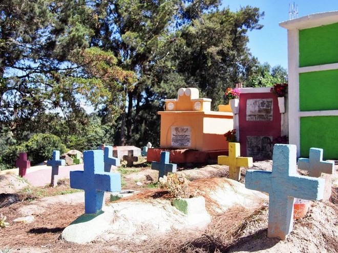 Ở Guatemala có những ngôi mộ được sơn đủ mọi gam màu sặc sỡ để tôn vinh người đã mất - Ảnh 9.