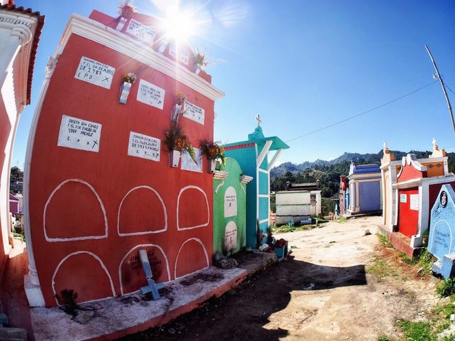 Ở Guatemala có những ngôi mộ được sơn đủ mọi gam màu sặc sỡ để tôn vinh người đã mất - Ảnh 8.