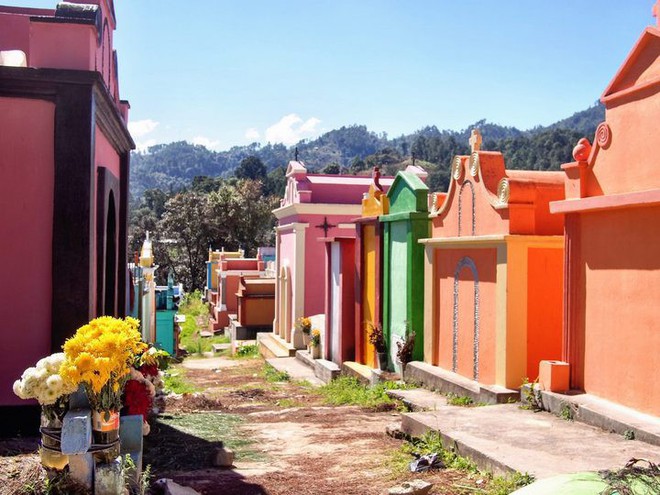 Ở Guatemala có những ngôi mộ được sơn đủ mọi gam màu sặc sỡ để tôn vinh người đã mất - Ảnh 7.