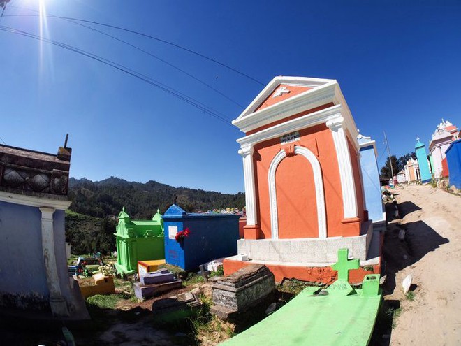 Ở Guatemala có những ngôi mộ được sơn đủ mọi gam màu sặc sỡ để tôn vinh người đã mất - Ảnh 1.