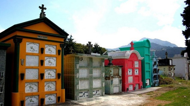 Ở Guatemala có những ngôi mộ được sơn đủ mọi gam màu sặc sỡ để tôn vinh người đã mất - Ảnh 4.